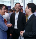 Billy Wong (left) cheered with guests at the refreshment break.