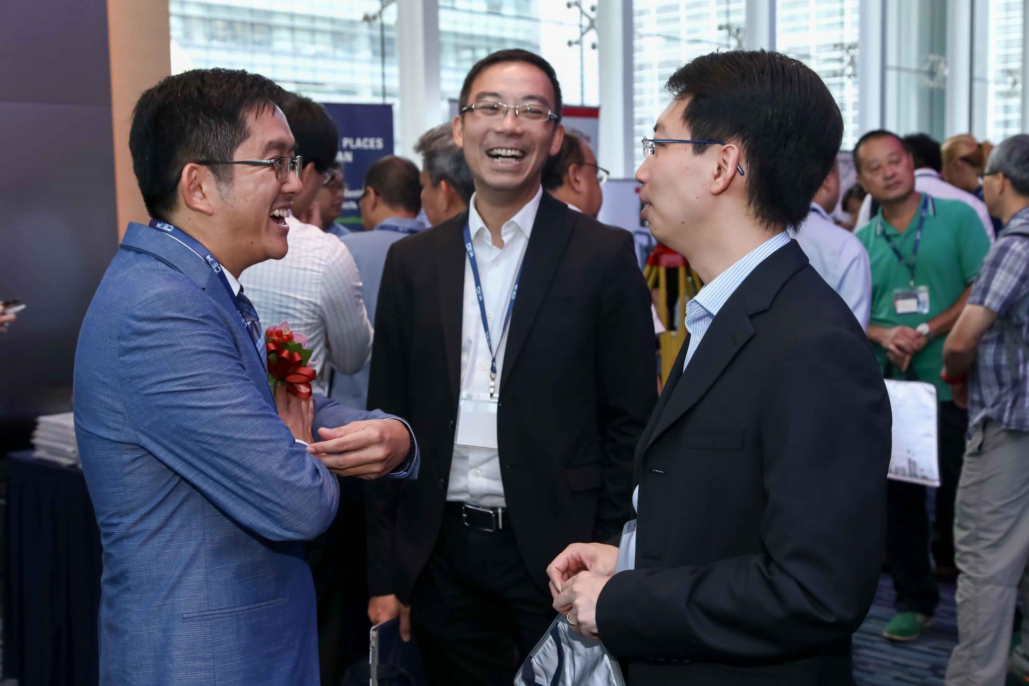 Billy Wong (left) cheered with guests at the refreshment break.